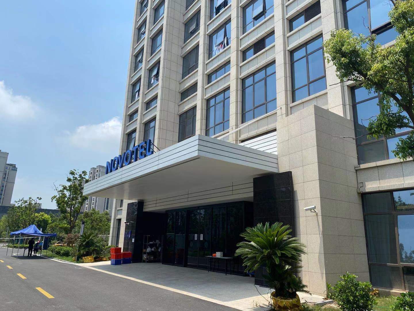 诺富特酒店玻璃幕墙项目