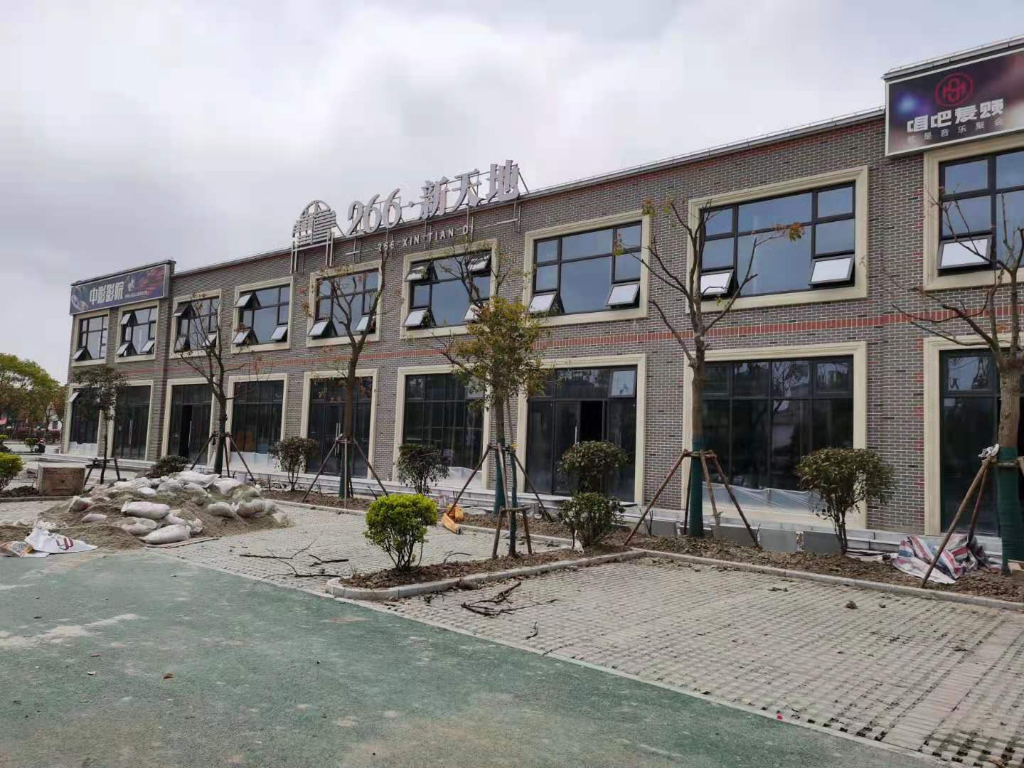 界龙商业街玻璃钢结构观光电梯项目