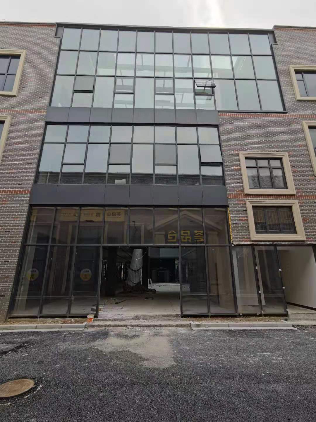 界龙商业街玻璃钢结构观光电梯项目