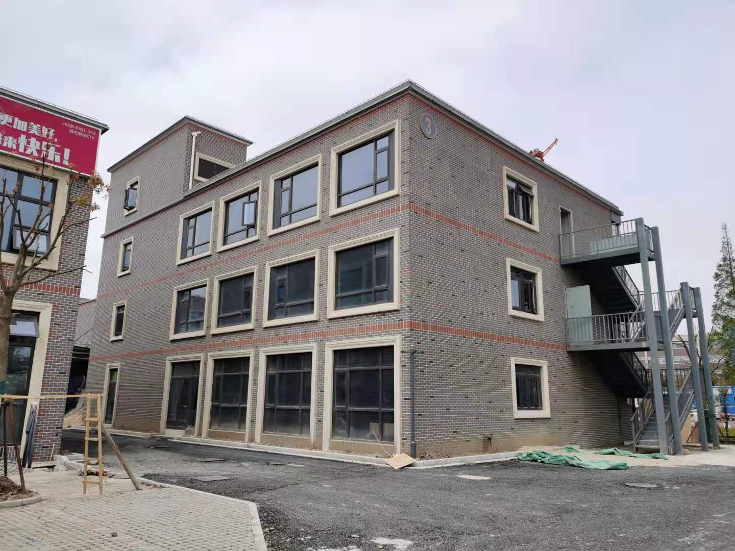 界龙商业街玻璃钢结构观光电梯项目