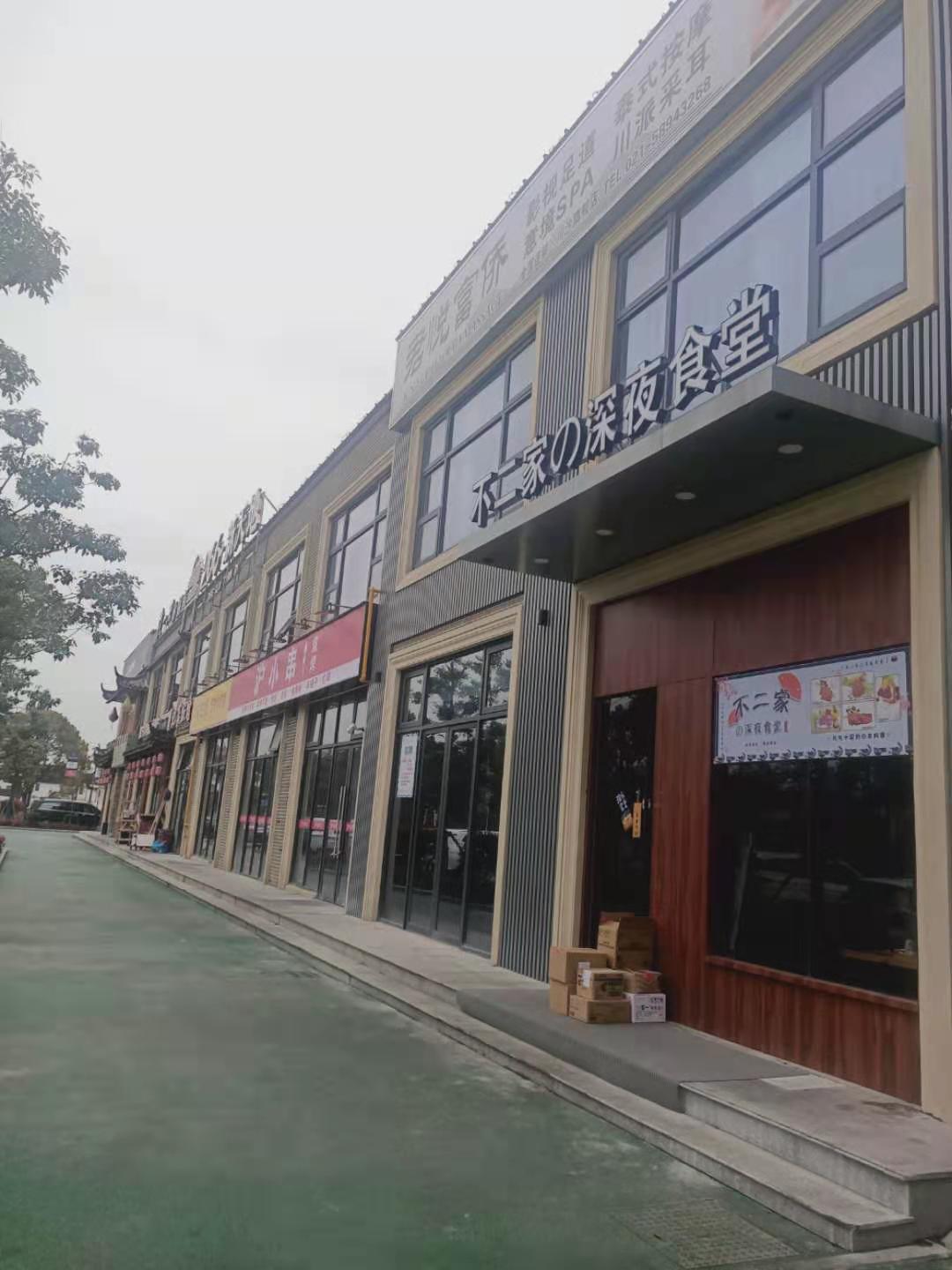 界龙商业街玻璃钢结构观光电梯项目