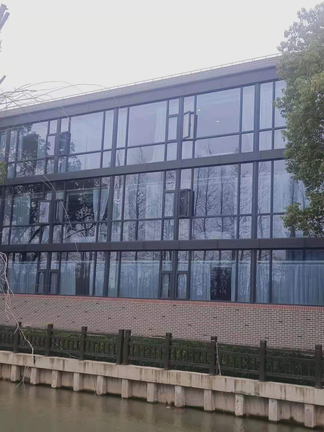 界龙商业街玻璃钢结构观光电梯项目