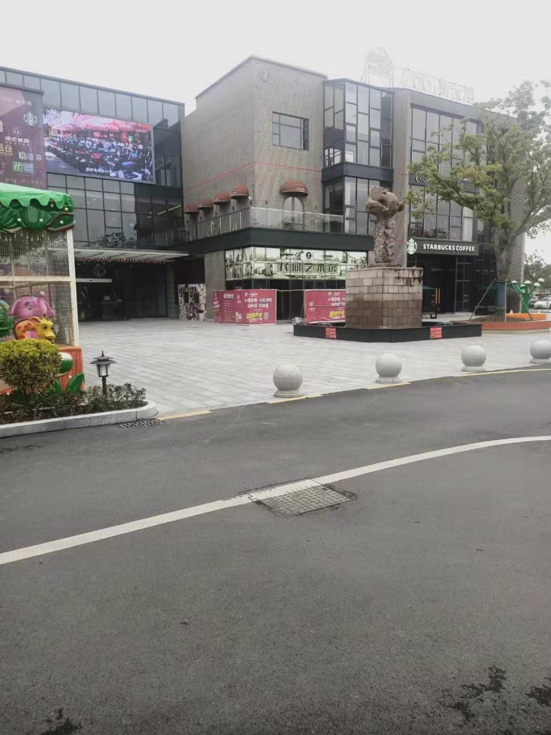 界龙商业街玻璃钢结构观光电梯项目