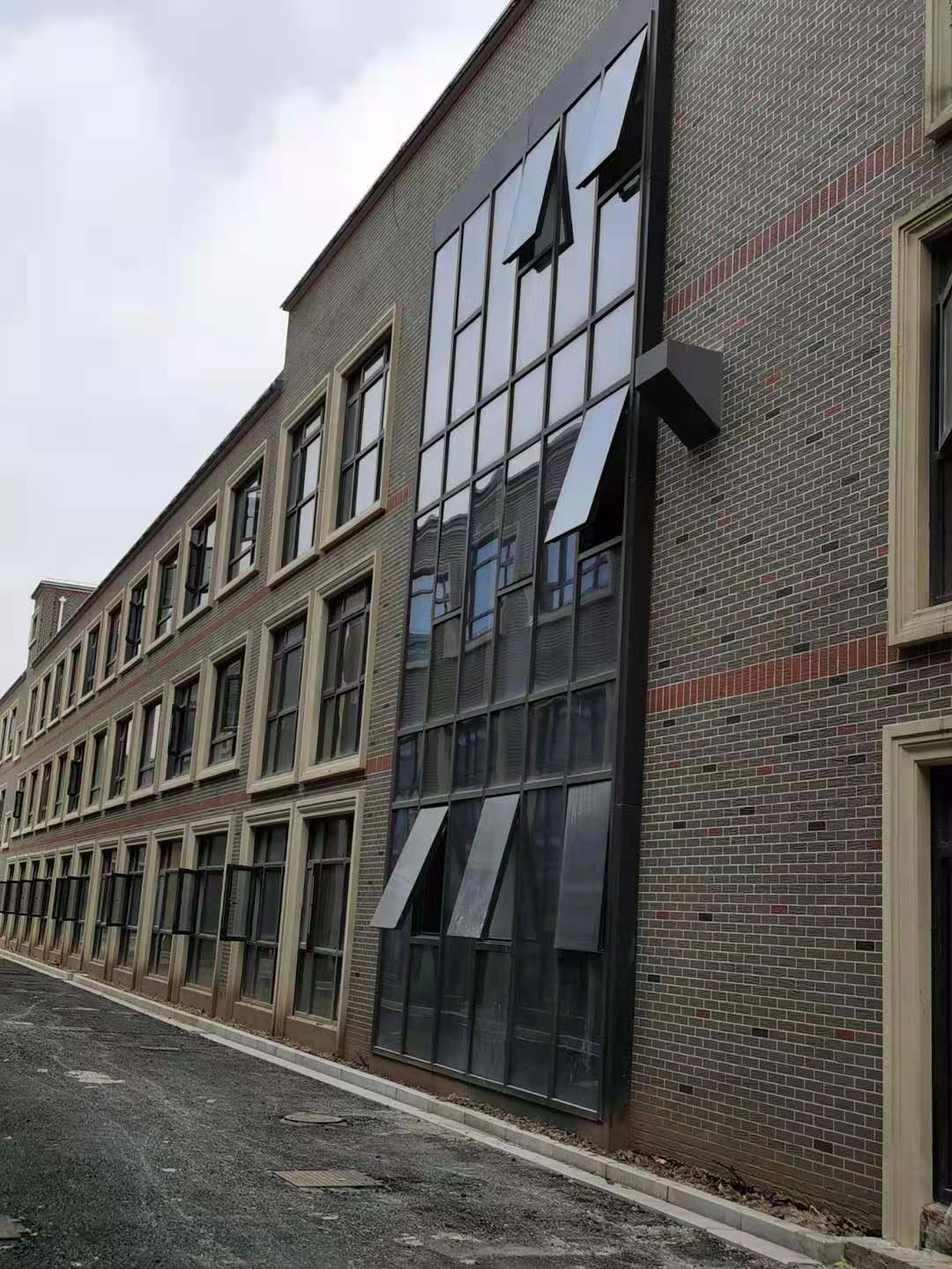 界龙商业街玻璃钢结构观光电梯项目