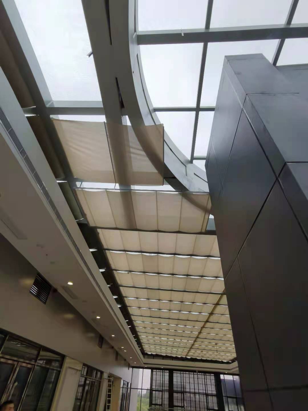 界龙商业街玻璃钢结构观光电梯项目